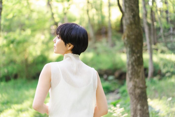 ノースリーブを着た女性