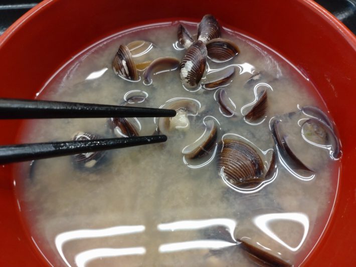 しじみを箸でつまんで食べることは面倒