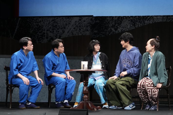 最左：男性ブランコ・浦井のりひろ　左から2番目：ヨーロッパ企画・角田貴志 双子役を演じた。写真提供：『鴨川ホルモーワンスモア』