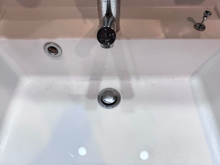 墨汁汚れがついた洗面所のシンク