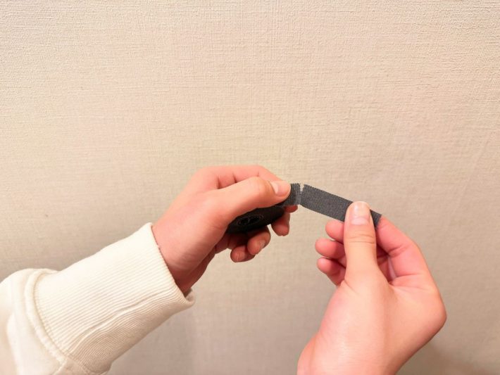 ハサミがなくても手でカットできる