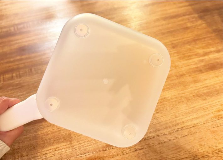 底面にはしっかりとした滑り止めがついている