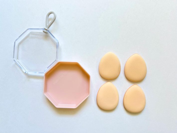 4個入って100円とお得なメイクアップパフ