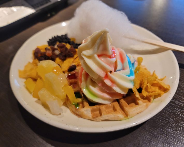 隣のテーブルの女子大生に教えてもらって作ったレインボーソフトクリーム