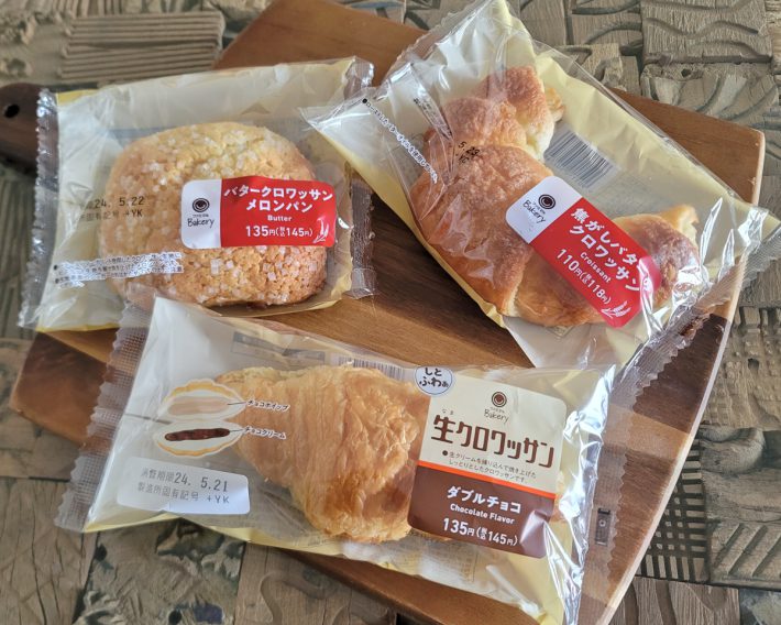 （左上から）「バタークロワッサンメロンパン」　（145円）、「焦がしバターのクロワッサン」（118円）、「生クロワッサン　ダブルチョコ」（145円）
