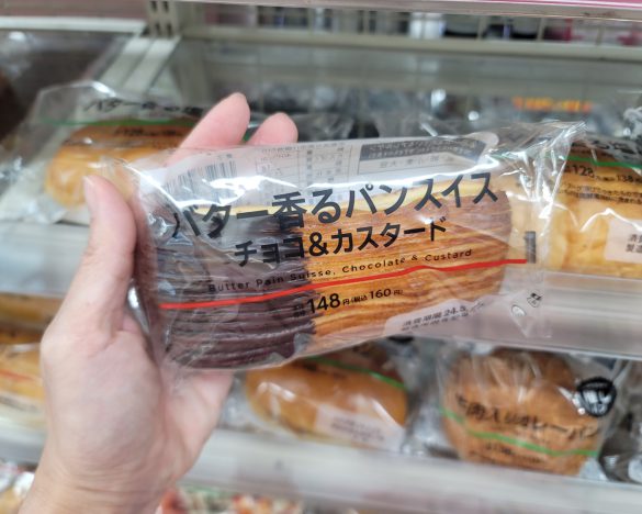 ローソンから発売されている「バター香るパンスイス　チョコ＆カスタード」（160円）