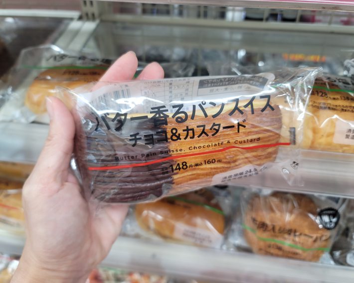 ローソンから発売されている「バター香るパンスイス　チョコ＆カスタード」（160円）