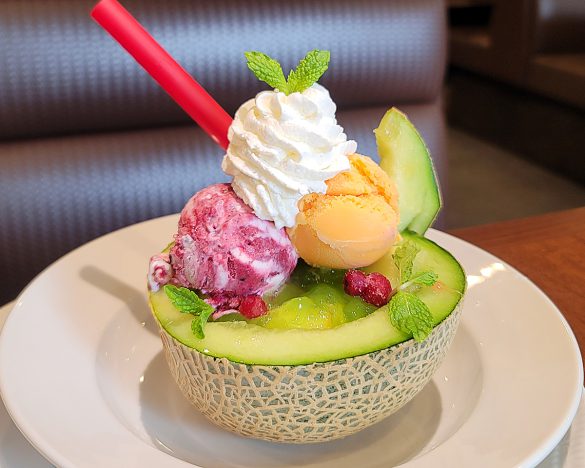 「フレッシュメロンボウルパフェ」（2398円）