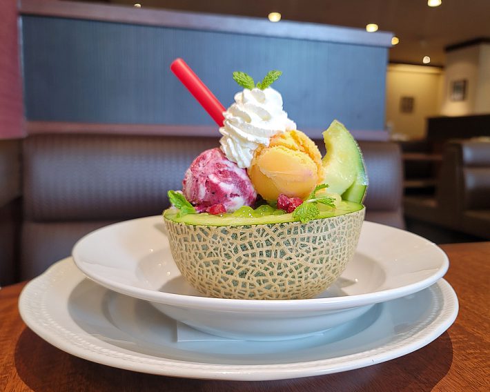 「フレッシュメロンボウルパフェ」（2398円）