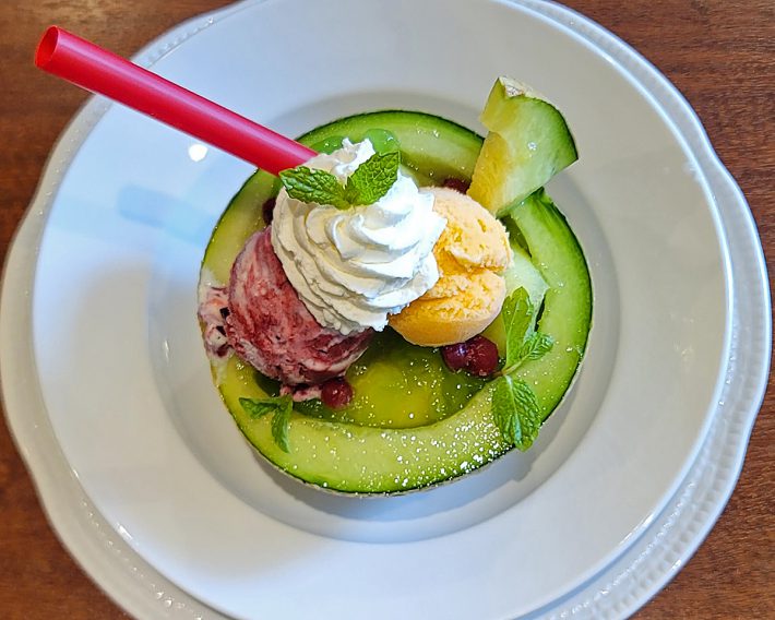 「フレッシュメロンボウルパフェ」を上から見たところ