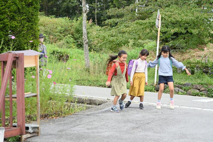 通学路を歩く小学生