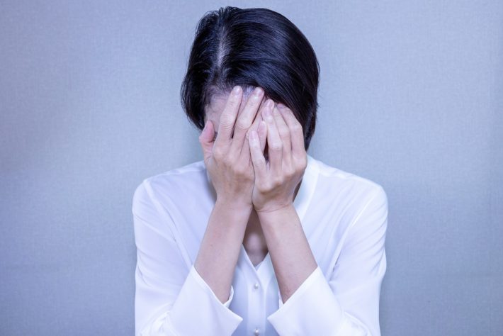 泣く女性
