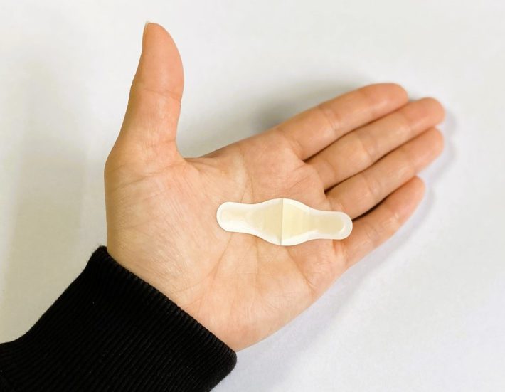両掌でしっかり温めるとすこし柔らかくなって貼りやすくなる印象