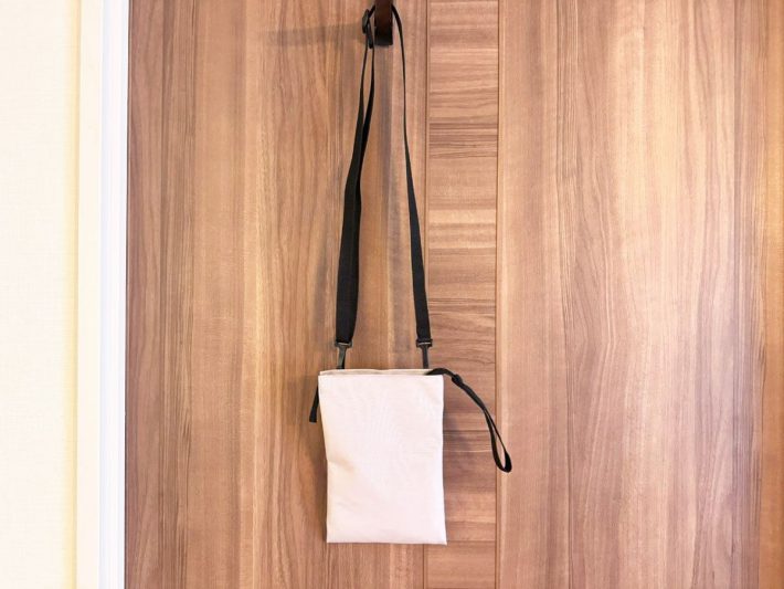 シンプルなデザインの無印のミニサコッシュ