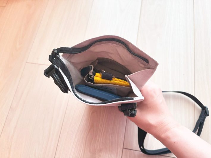 中には仕切りがついていてアイテムの仕分けが可能