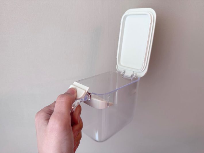 手前から奥へとフタが開く