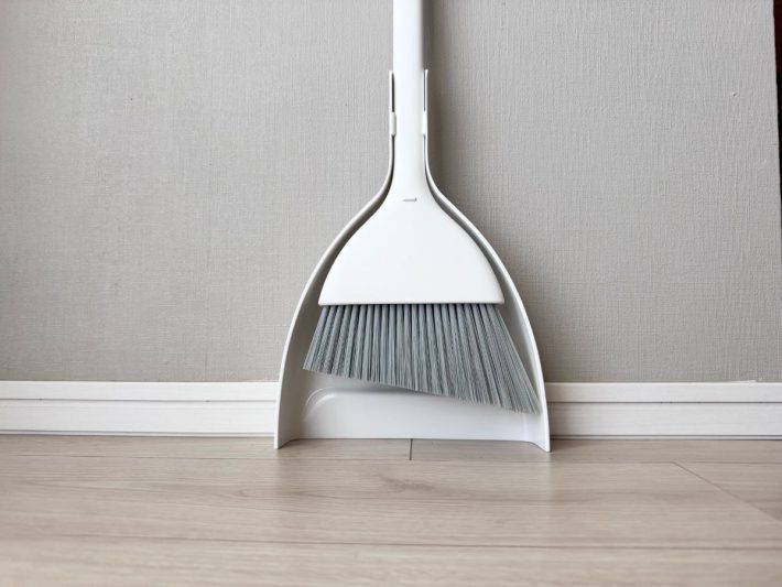 ちりとりにセットするとブラシ部分が地面につかない