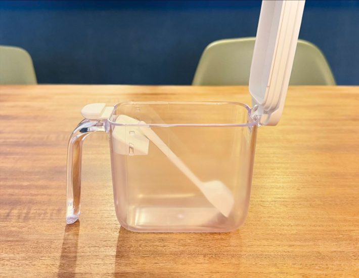 すりきり板のおかげでスプーンが中で埋もれない