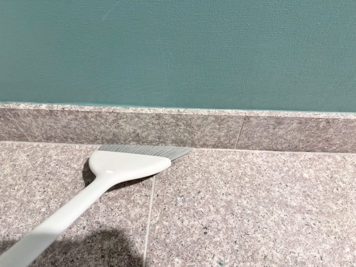 ブラシを寝かせてゴミをかき出すように掃ける