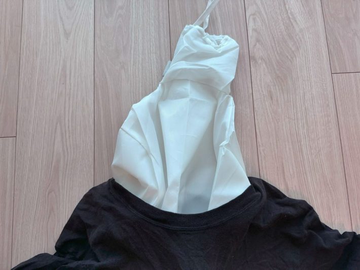 乾かしたい衣類の内側に乾燥袋をセット