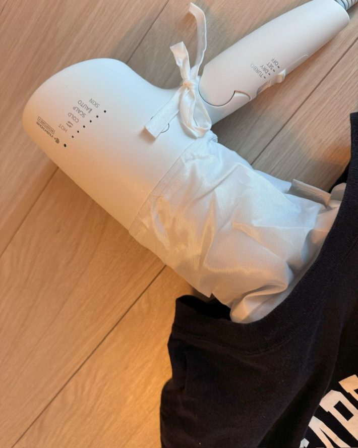 袋上部の送風口にドライヤーを差し込む