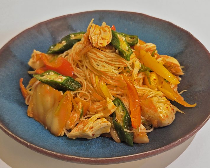 ごま油とコチュジャンで和えた韓国風そうめん。激安そうめんがおいしく輝きます