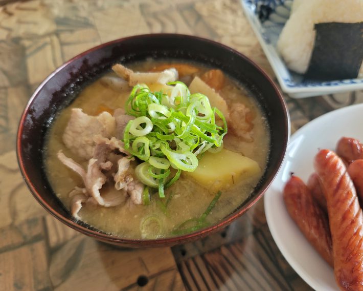 朝から豚汁は幸せですが、準備する側は大変