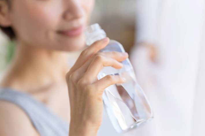水を飲む女性
