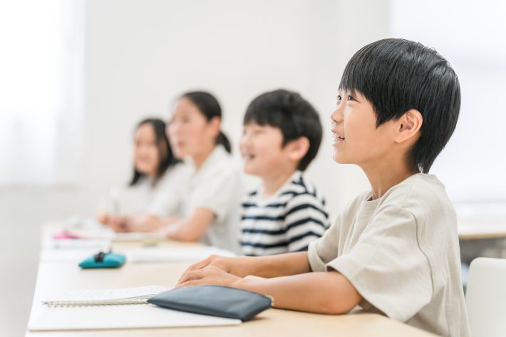 塾で授業を受ける子どもたち