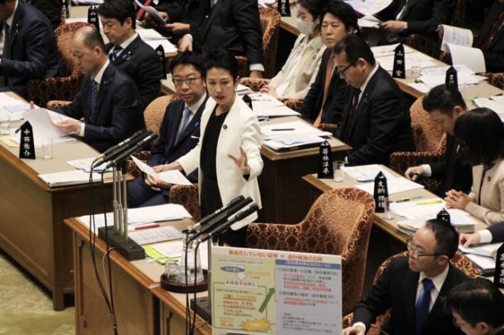 国会で発言する蓮舫氏