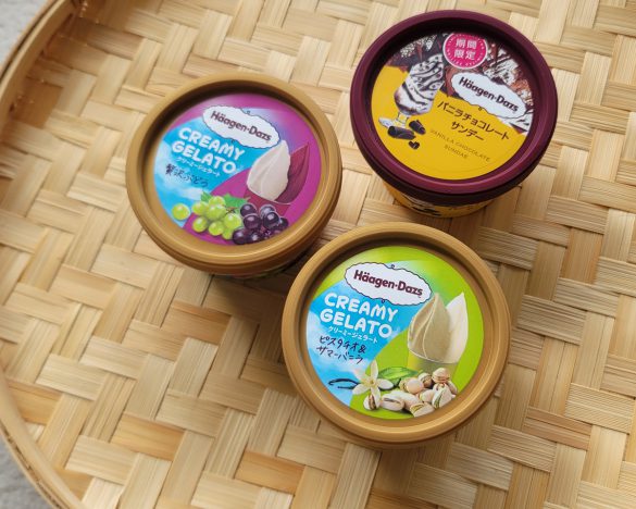 手前から時計回りに、ハーゲンダッツ ミニカップ CREAMY GELATO「ピスタチオ&サマーバニラ」、ハーゲンダッツ ミニカップ CREAMY GELATO「贅沢ぶどう」、ハーゲンダッツ ミニカップ「バニラチョコレートサンデー」 価格はすべて351円(希望小売価格)