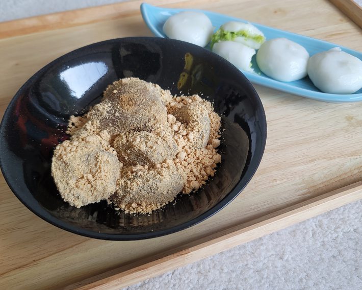 手前から、「白きなこの甘み広がる　もっちりわらび」（226円）、　「ひとくちずんだ団子」（181円）