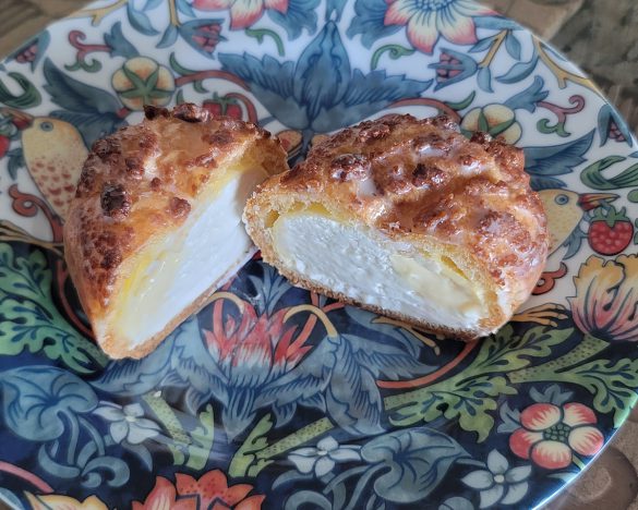 ファミリーマート「クリームがおいしい　サクッとみるくクッキーシュー」220円