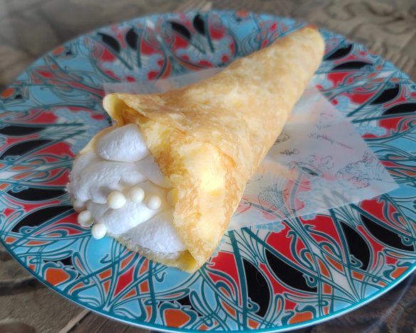 「クリームがおいしい　ふわもちクレープ」（338円）