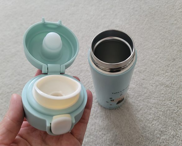 タリーズのボトル（一番右）をスタバのボトルやタンブラーと並べてみました