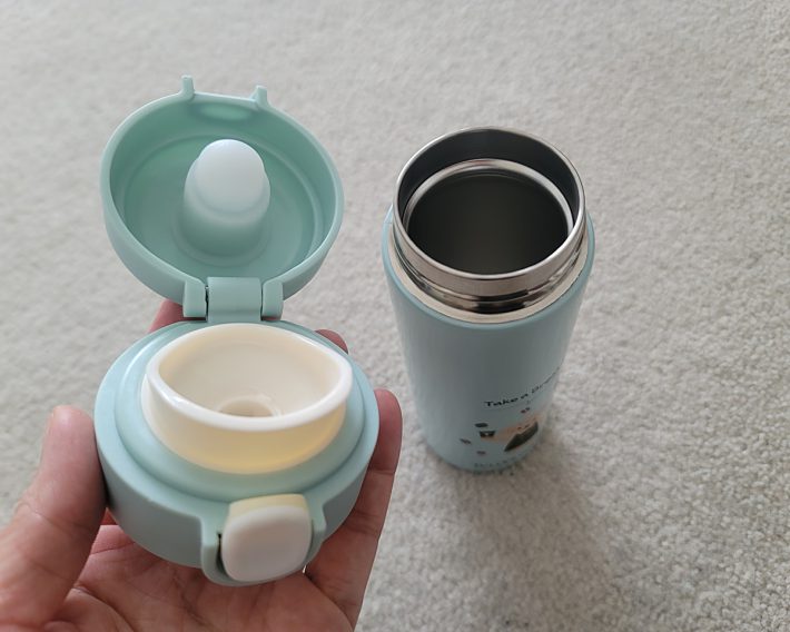 タリーズのボトル（一番右）をスタバのボトルやタンブラーと並べてみました