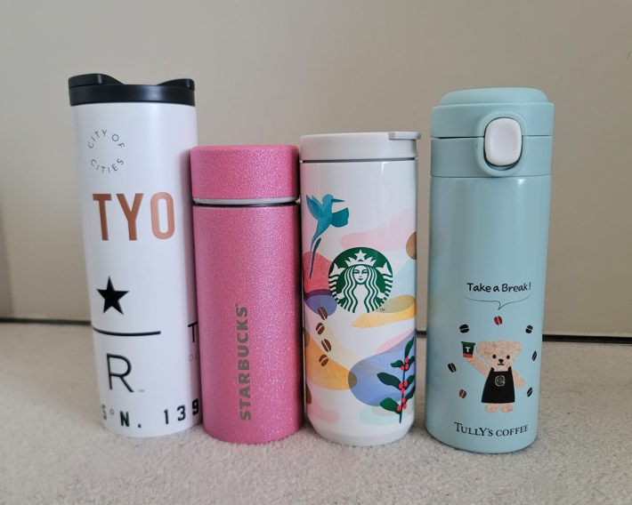 タリーズのボトル（一番右）をスタバのボトルやタンブラーと並べてみました
