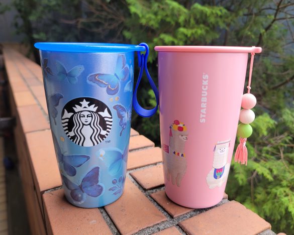 歴代人気タンブラーに選ばれた「ストラップカップシェイプステンレスボトルブルーバタフライ355ml」と並べてみました