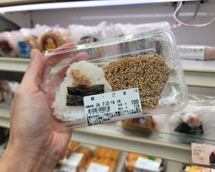 おにぎりも2種入って108円