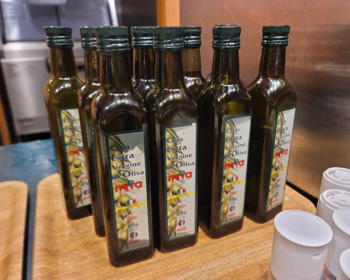 「エクストラ・バージン・オリーブオイル」は使い放題
