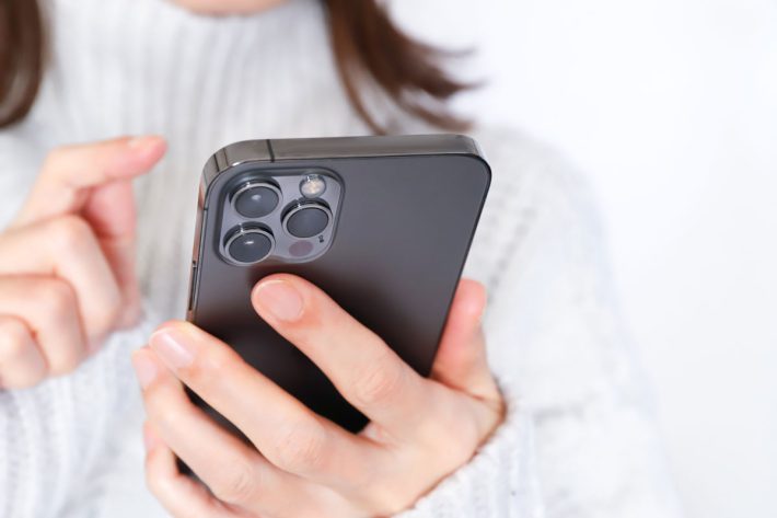 スマホを触る女性