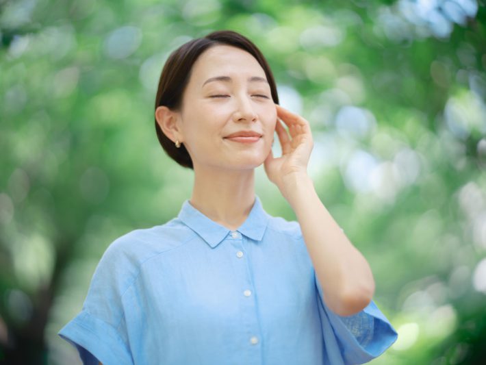 耳を澄ませる女性