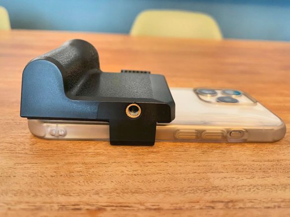 ホルダーには三脚の取り付けができるネジ穴も