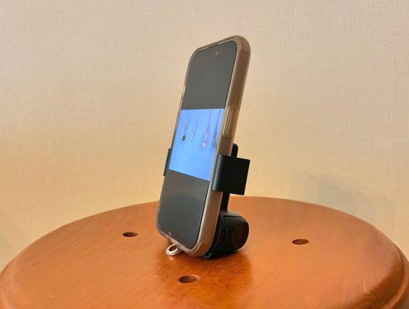 ホルダーは縦置きして簡易スタンドとしても使える