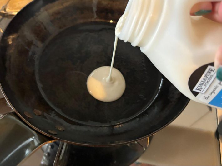 フライパンに流し入れる