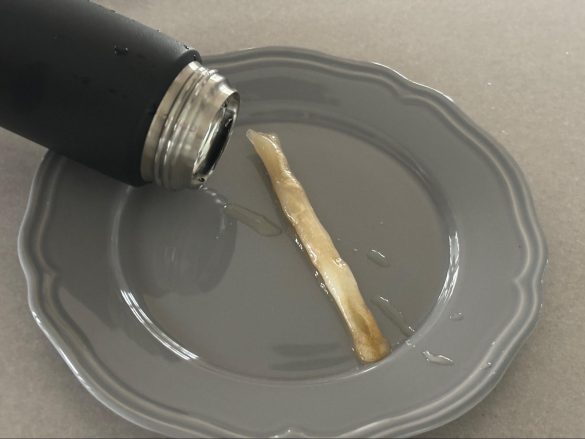 帰宅した息子の水筒から出てきた氷