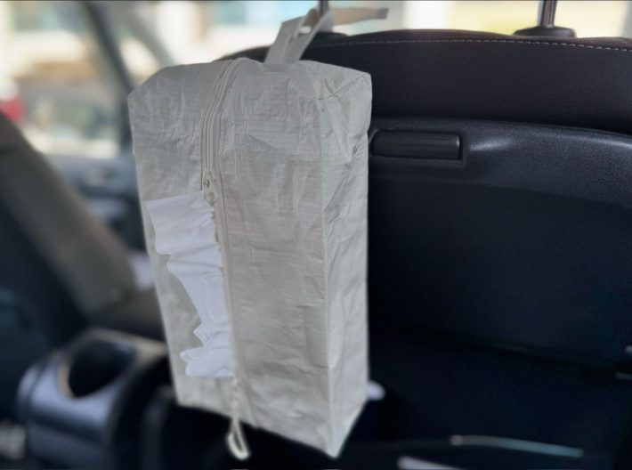 ストラップが付いていて吊り下げて使える