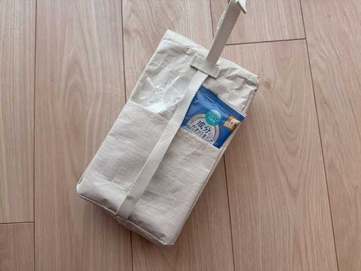 裏側のポケットにはちょっとしたものを入れられる