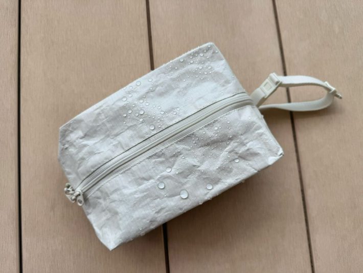 水濡れに強くアウトドアシーンにもぴったり