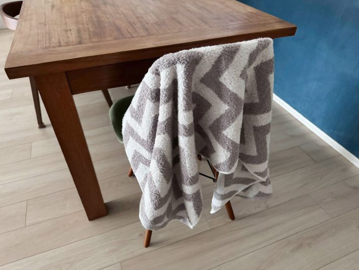 ダイニングチェアにかけて部屋干しするタオル